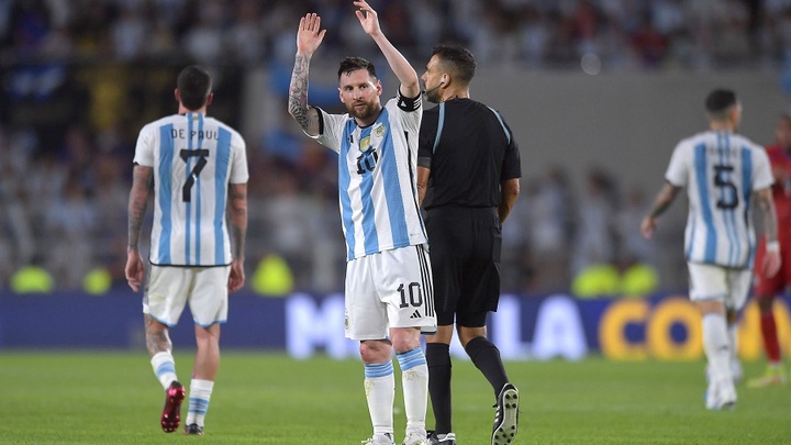 Messi “trả lời” Ronaldo Ƅằng Ƅàn thắng sút phạt cho Argentina