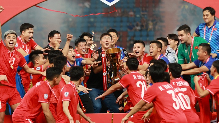 HLV Kim Sang Sik làm thầy các ngôi sao Đông Nam Á, đối đầu Man United