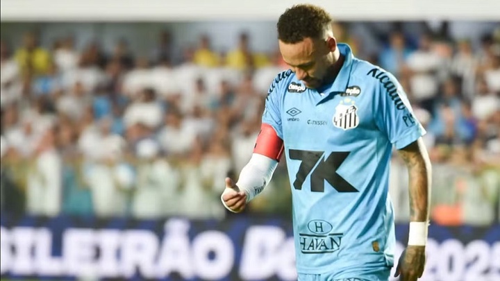 Neymar bị đuổi khỏi sân sau khi cố gắng ghi bàn bằng... tay