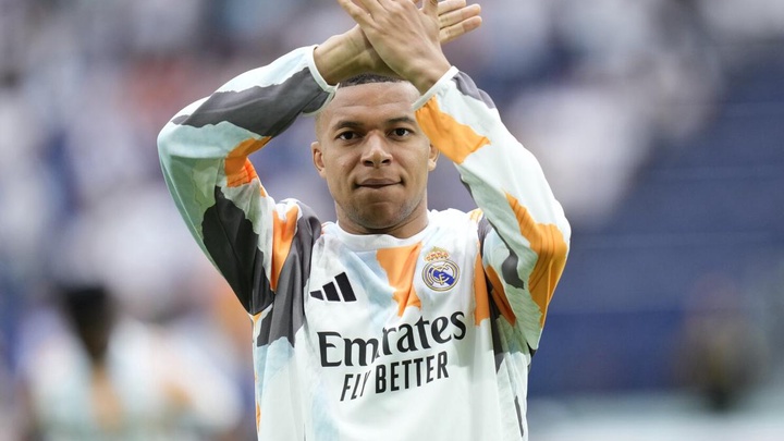 Mbappe nhập viện khi cơn sốt không thuyên giảm
