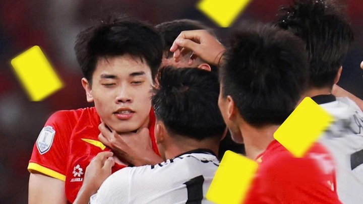 Cầu thủ U23 Indonesia thoát thẻ đỏ vì bóp cổ Đình Bắc