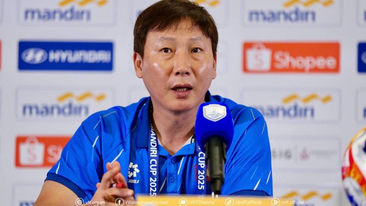 HLV Kim Sang Sik lý giải “chiêu” rải chai nước cản U23 Indonesia ném biên