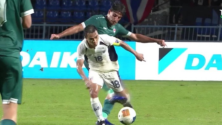 Phẫn nộ “Messi Thái” bị cầu thủ Iraq triệt hạ thô bạo bằng đòn Muay Thái