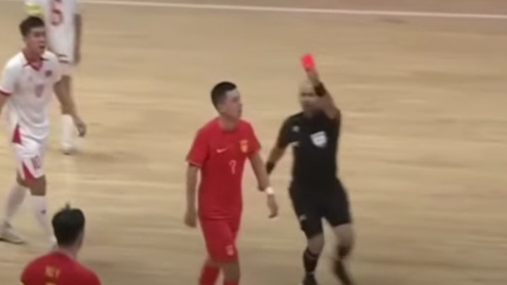 Thẻ đỏ xấu xí của cầu thủ Trung Quốc trong trận thua muối mặt trước futsal Việt Nam