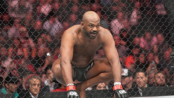 Jon Jones bị gạt khỏi UFC Nhà Trắng: Whittaker chỉ trích, Cormier bất ngờ ủng hộ