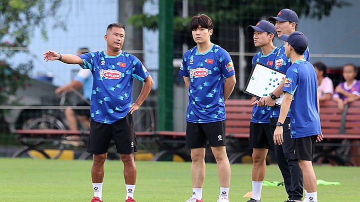 Trợ lý thân cận HLV Kim Sang Sik trở thành ‘sếp lớn’ ở đội bóng hạng Nhất