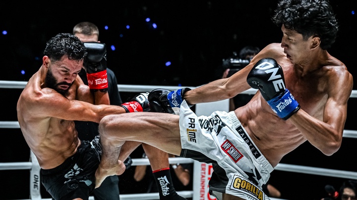 Võ sĩ kickboxing lăn lộn đau đớn vì pha đá hạ bộ kinh hoàng