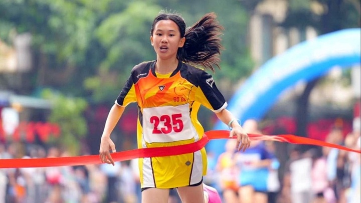 Giải chạy Báo Hànộimới 2025 ghi dấu ấn đẹp từ cô bé học sinh đến VĐV chuẩn bị thi SEA Games 33