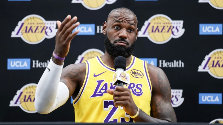 LeBron James dính chấn thương lạ, ngồi ngoài giai đoạn hội quân với Los Angeles Lakers
