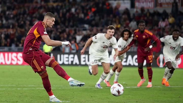 Khó tin ở trận Roma vs Lille: Quả phạt đền được thực hiện lại 3 lần và đều sút hỏng!