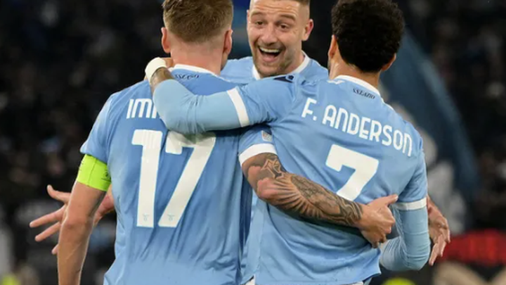 U ozini soradi va qiz yordam beradi.