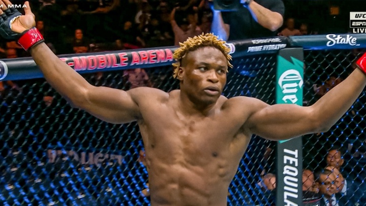 "Kì nhân" mới của hạng trung UFC hạ đối thủ bằng đòn chỏ "vô hình"