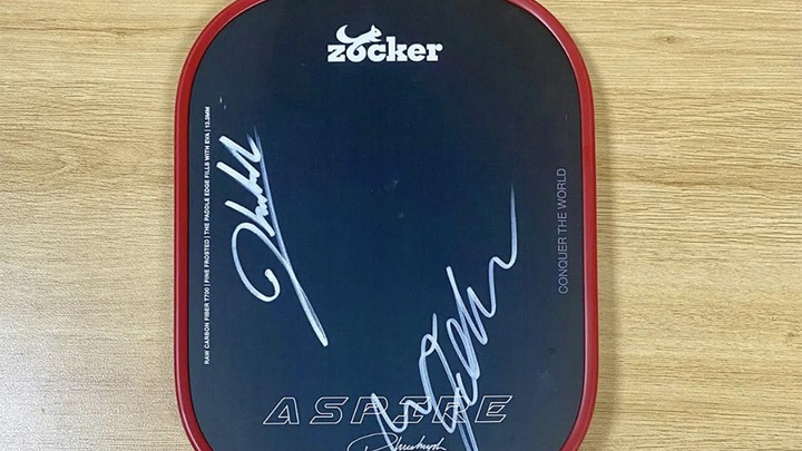 Phúc Huỳnh đáu giá chiếc vợt vô địch PPA Viet Nam Cup, hướng về đồng bào miền núi phía bắc