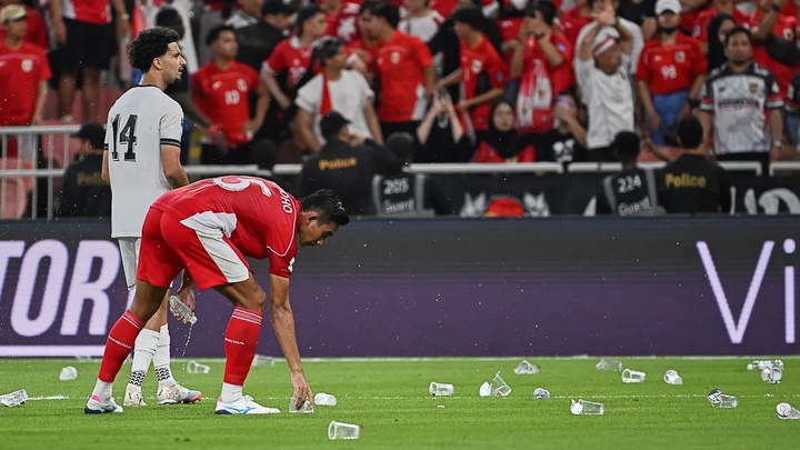 Hình ảnh xấu xí của CĐV Indonesia khiến AFC có thể vào cuộc