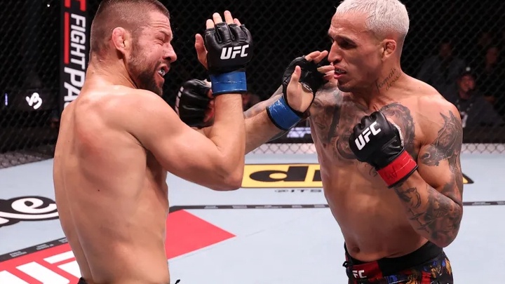 Charles Oliveira hạ đẹp Mateusz Gamrot, đòi phục hận Max Holloway