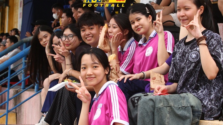 Học sinh cấp 3 ăn vội bánh mì cổ vũ thầy giáo ở giải bóng đá sinh viên toàn quốc 2025 – Cúp TV360