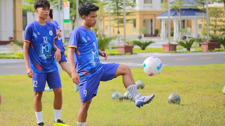 Xúc động chuyện chàng sinh viên Chăm phụ hồ, bốc vác theo con chữ và đam mê bóng đá