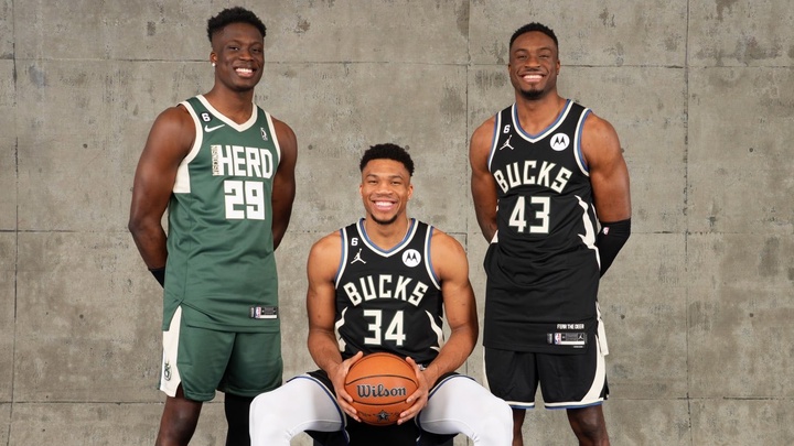 Milwaukee Bucks ký hợp đồng với em út của Giannis Antetokounmpo, tạo nên lịch sử NBA