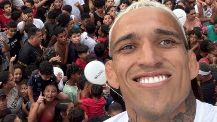 Charles Oliveira tổ chức tiệc cho hàng trăm trẻ em sau chiến thắng tại UFC Rio