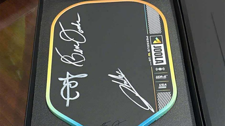 Vợt Pickleball độc nhất với chữ ký các ngôi sao thế giới được gây quỹ ủng hộ đồng bào vùng lũ