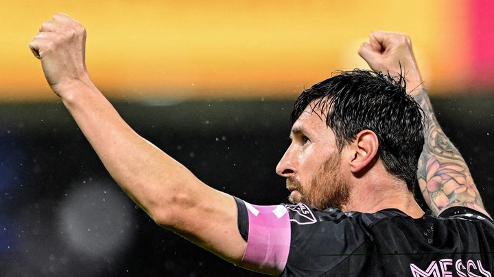 Messi lập hat-trick và chuẩn bị cán mốc 400 pha kiến tạo