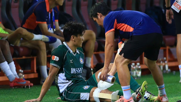 Nỗi buồn nhân đôi với thủ môn Bùi Tiến Dũng trong ngày tái xuất V.League