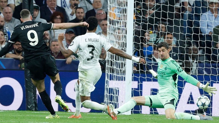 Courtois và phép màu trước Vlahovic gợi nhớ đến Casillas trước Robben tại World Cup