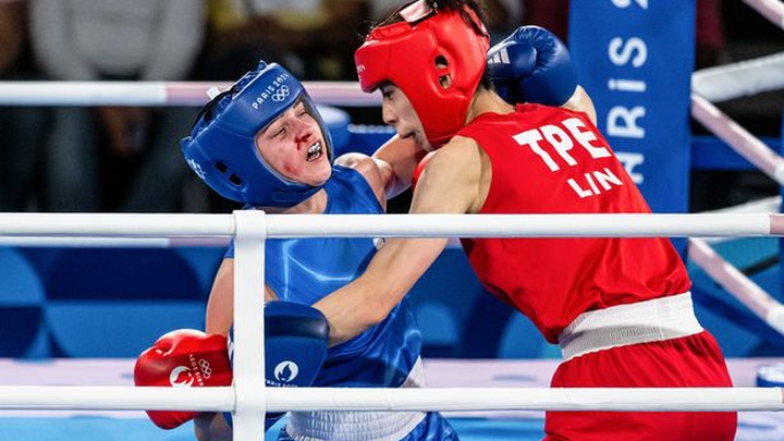 Nhà vô địch Olympic boxing nữ gây tranh cãi giới tính đấm knock-out đối thủ sau 94 giây