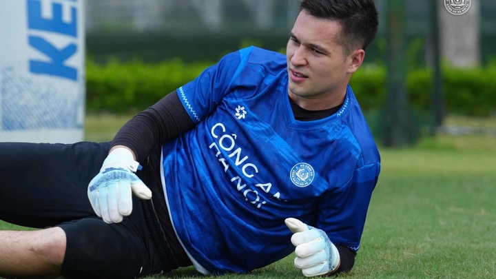 Nguyễn Filip nén đau thi đấu, HLV Polking tiết lộ lý do bất ngờ rút ra sân