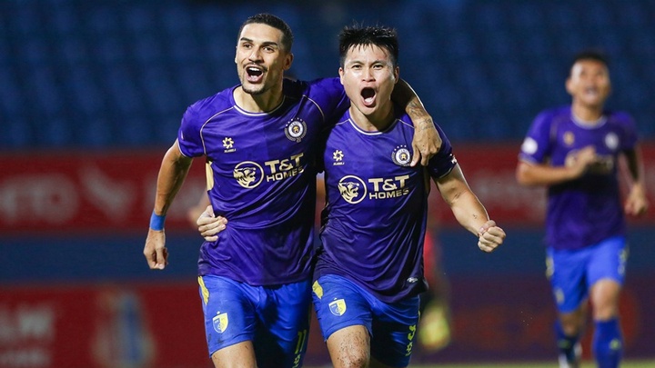 Nụ cười chiến thắng cho Harry Kewell và Đỗ Hoàng Hên ở trận đấu có 3 quả penalty