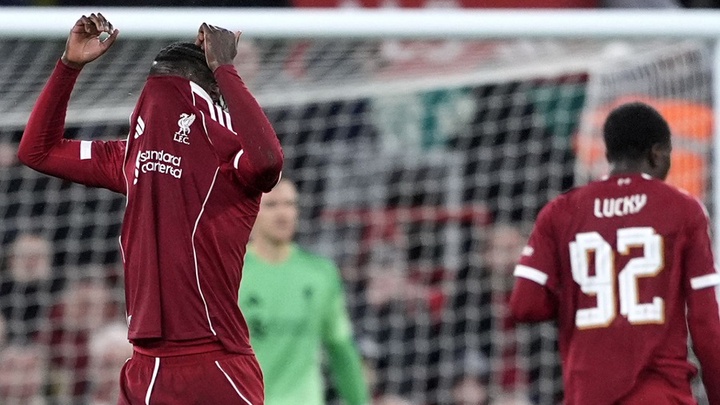 Lựa chọn đội hình "bất ngờ" của Arne Slot khiến Liverpool thảm bại ở Cúp Liên đoàn