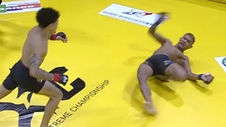 Cú knockout khiến chân võ sĩ bị xoắn rợn người tại giải MMA APEC 2025