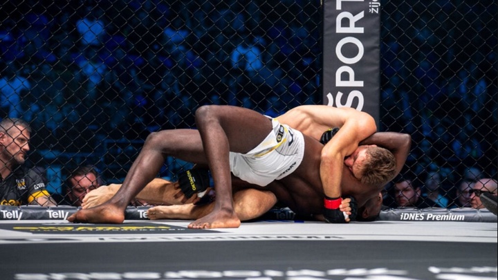 Trọng tài MMA nhìn võ sĩ bị siết cổ 19 giây mới dừng, fan phẫn nộ