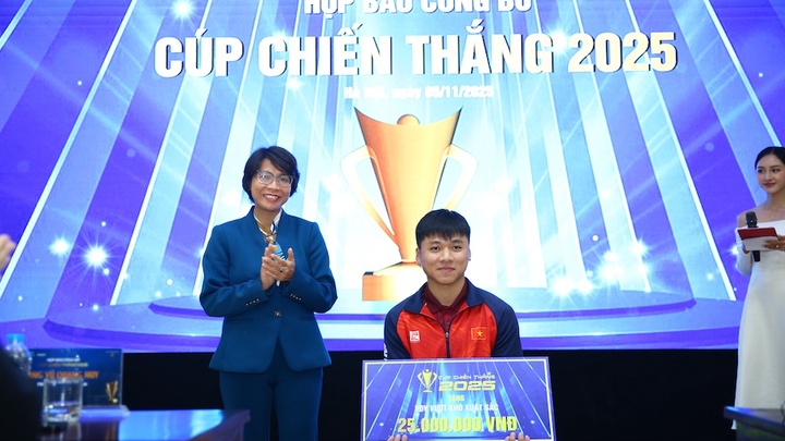 Kình ngư Phạm Tuấn Hưng nhận phần thưởng ý nghĩa từ Cúp Chiến Thắng