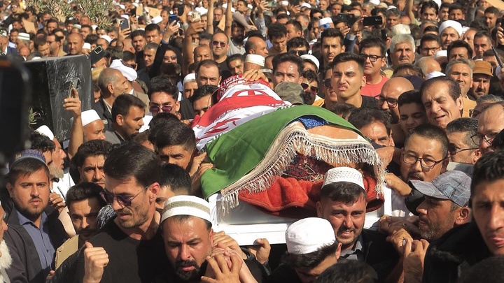 Hàng ngàn NHM tiễn đưa ngôi sao bóng chuyền Iran - Saber Kazemi sau tai nạn thương tâm