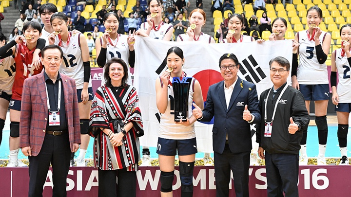 Đội trưởng Hàn Quốc nhận vinh danh VĐV xuất sắc nhất giải bóng chuyền U16 vô địch châu Á