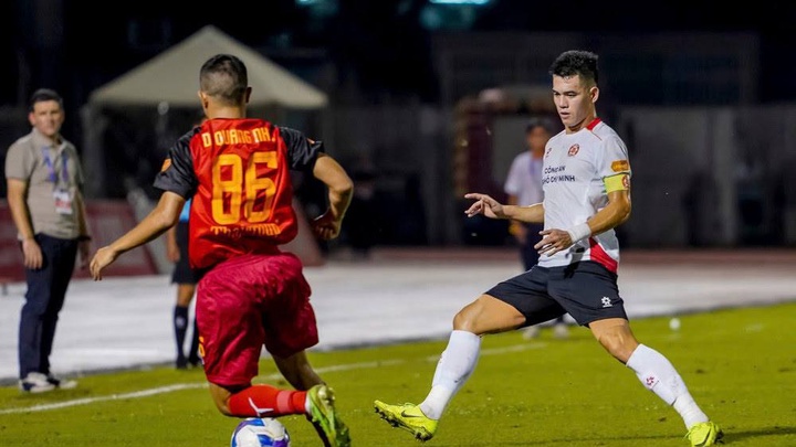 Khó tin với hai pha bỏ lỡ cơ hội ghi bàn của Tiến Linh