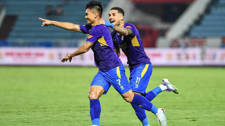 Xuân Mạnh ghi siêu phẩm, Hà Nội FC thoát thua trên sân Thiên Trường