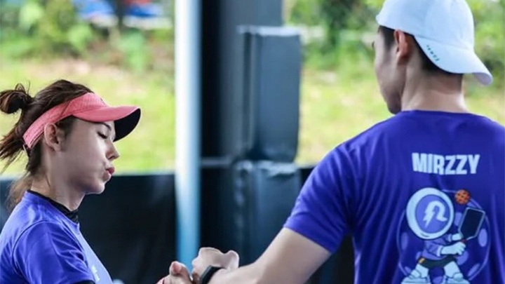 Khoảng cách từ tay vợt chuyên nghiệp đến huấn luyện viên pickleball