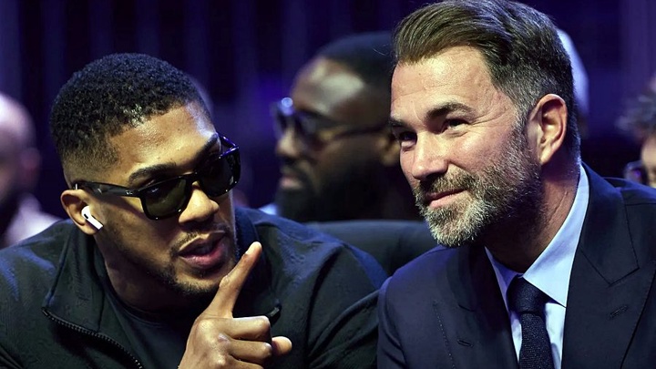 Anthony Joshua nhận "mưa gạch đá" vì đồng ý so găng với Jake Paul