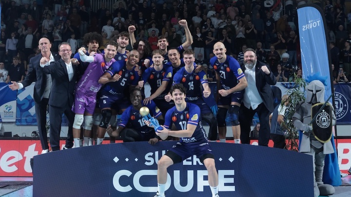 HLV bóng chuyền vừa giúp đội vô địch lập tức từ chức gây sốc