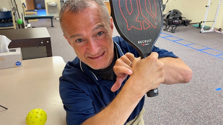 Cổ tay bị đau khi chơi pickleball? Nguyên nhân và cách hồi phục