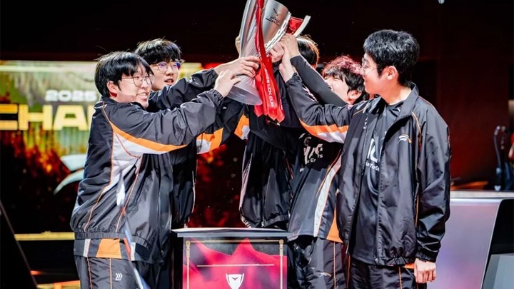 Tin chuyển nhượng LMHT 14/11: HLE hoàn thiện Dream Team với Canyon?