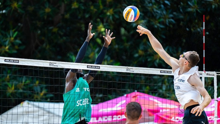 Nhà ĐKVĐ huỷ diệt đối thủ trong ngày ra quân giải bóng chuyền bãi biển VĐTG