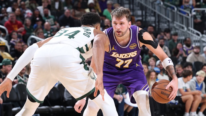 Luka Doncic lấn át Giannis Antetokounmpo, Los Angeles Lakers hạ gục Milwaukee Bucks