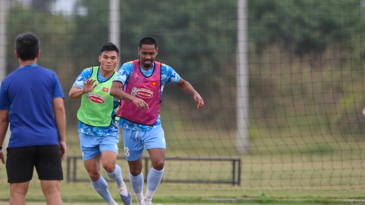 Đội tuyển Việt Nam tập luyện tại Lào: HLV Kim Sang Sik chuẩn bị điều gì đặc biệt?