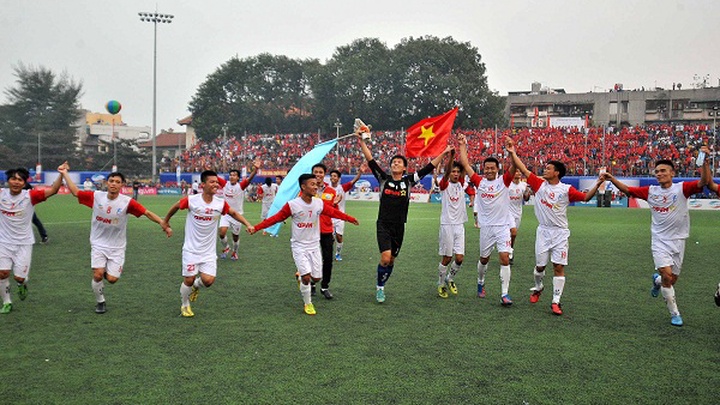 Sân vận động Đại học Bách Khoa – “Thánh đường” của bóng đá sinh viên lại lên đèn