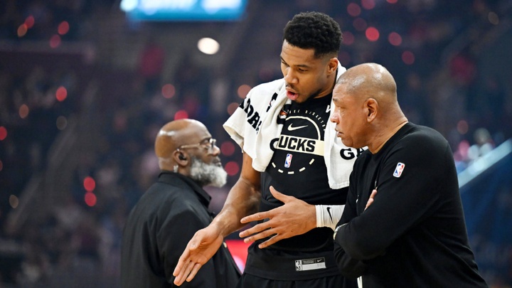 Giannis Antetokounmpo chấn thương háng: Hệ quả từ cách trọng tài NBA cầm còi mà Doc Rivers cảnh báo