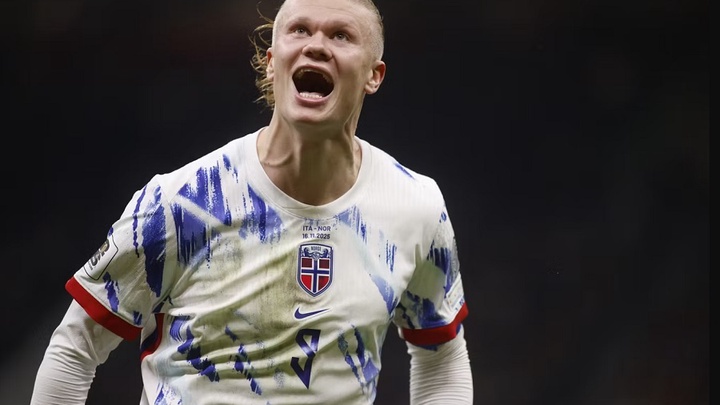 Haaland đạt đỉnh với kỷ lục ghi bàn bằng đầu trong năm 2025