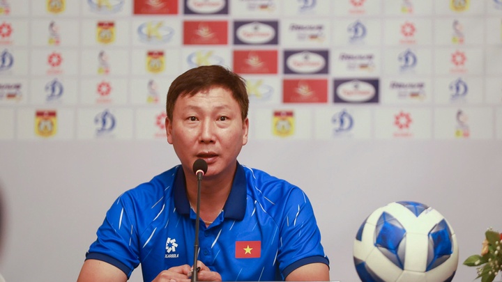 HLV Kim Sang Sik kỳ vọng Xuân Son ghi bàn vào lưới Lào